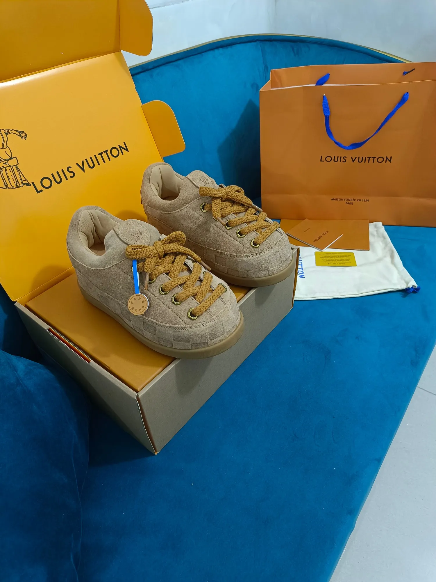 👟👟Ex-factory price 640👟👟 LV YETI slip-on shoes, based on suede cow leather, partially embossed with Nigo's reinterpretation of LV Damier pattern, cleverly echoing the Chinese tradition of taking off shoes when entering the house, and the "small feet" aesthetic is integrated into Chinese street genes. The palm-printed rubber outsole hides the LV letters and Monogram flowers. The exquisite craftsmanship made in Italy shows the brand's heritage in a comfortable slip-on style. The reservation mode adds a unique style, it is traditional and trendy, and it is suitable for couples aged 35-45.